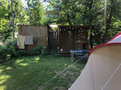 Comfort pitch with individual sanitary facilities + electricity