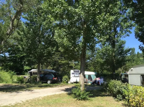Stellplatz - Pauschale Campingplatz Unter Den Pappeln (1 Fahrzeug + 1 Zelt Oder 1 Wohnwagen) - image n°3 - Camping Les Chapelains