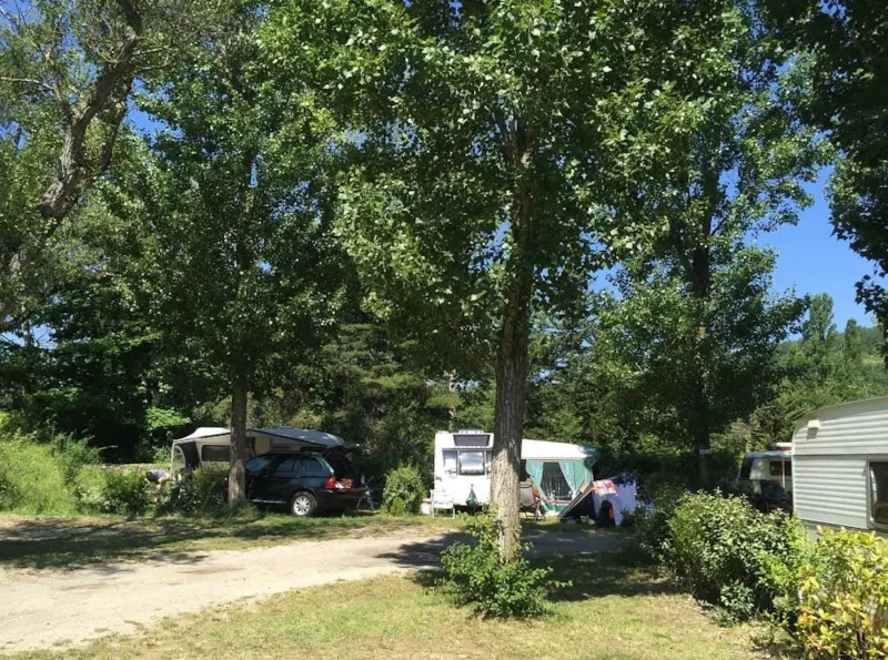 Emplacement Sous Les Peupliers (1 Véhicule + 1 Tente Ou 1 Caravane)