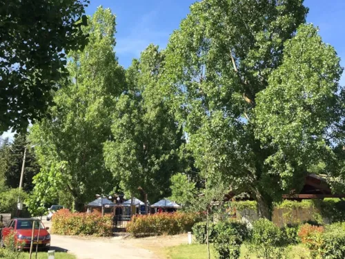 Stellplatz - Pauschale Campingplatz Unter Den Pappeln (1 Fahrzeug + 1 Zelt Oder 1 Wohnwagen) - image n°4 - Camping Les Chapelains