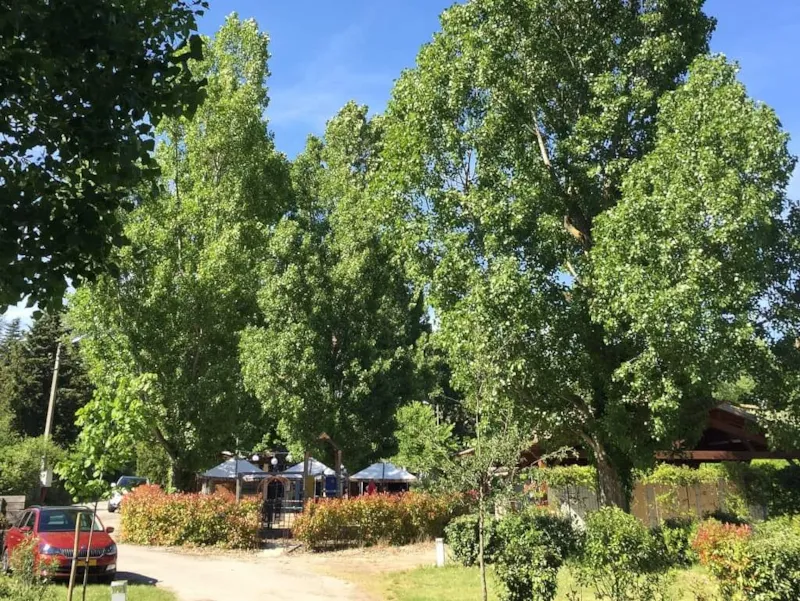 Emplacement Sous Les Peupliers (1 Véhicule + 1 Tente Ou 1 Caravane)