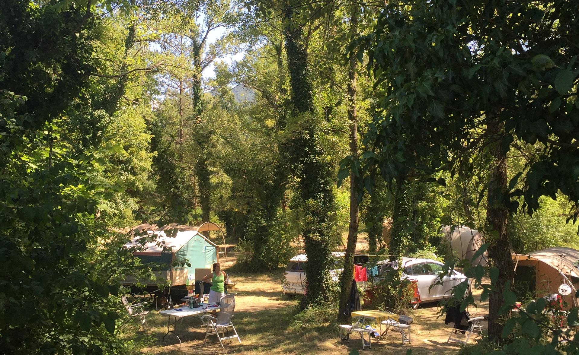 Stellplatz - Campingplatz Mit Strom,  In Der ,,Ramière” (1 Fahrzeug + 1 Zelt Oder 1 Anhängerzelt) - Camping Les Chapelains
