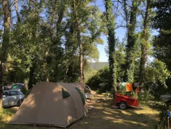 Stellplatz - Campingplatz Für Zelt Ohne Strom,  In Der ,,Ramière” (1 Fahrzeug <2M + 1 Zelt Oder 1 Anhängerzelt) - Camping Les Chapelains