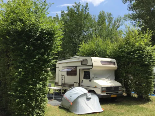 Stellplatz - Campingplatz Blick Auf Cresta Berg (1 Fahrzeug + 1 Zelt Oder 1 Wohnwagen) - image n°2 - Camping Les Chapelains