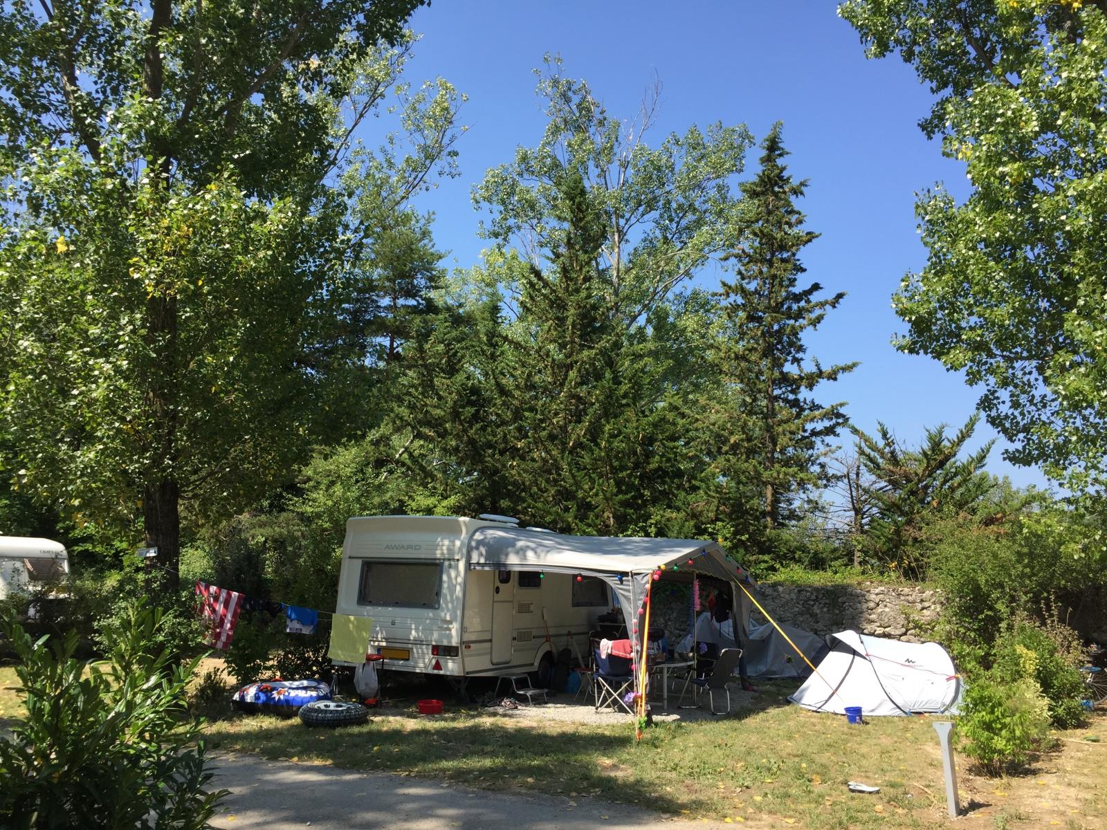 Stellplatz - Campingplatz Mit Strom Unter Den Pappeln (1 Fahrzeug + 1 Zelt Oder 1 Wohnwagen) - Camping Les Chapelains