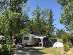 Kampeerplaats(en) - Kampeerplaats Met Elektriciteit Onder De Populieren (1 Voertuig + 1 Tent Of 1 Caravan) - Camping Les Chapelains
