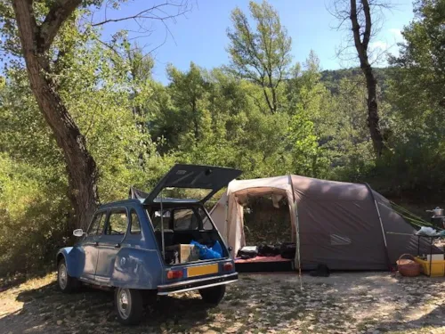 Stellplatz - Pauschale Campingplatz Unter Den Pappeln (1 Fahrzeug + 1 Zelt Oder 1 Wohnwagen) - image n°1 - Camping Les Chapelains
