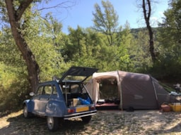 Stellplatz - Pauschale Campingplatz Ohne Strom Unter Den Pappeln (1 Fahrzeug + 1 Zelt Oder 1 Wohnwagen) - Camping Les Chapelains