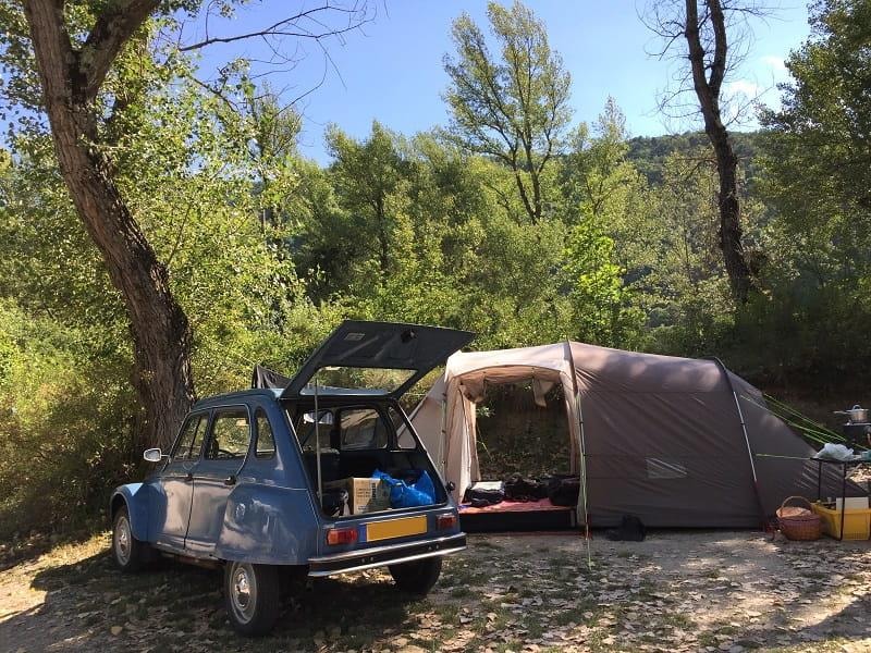 Kampeerplaats zonder elektriciteit onder de populieren (1 voertuig + 1 tent of 1 caravan)
