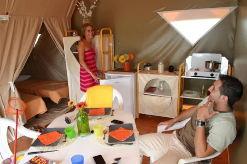 Mietunterkunft - Safarizelt Canada | 2 Schlafzimmer - image n°3 - Camping Les Chapelains