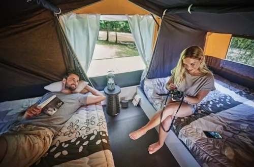 Mietunterkunft - Faltcaravan La Francaise | 2 Schlafzimmer - image n°3 - Camping Les Chapelains