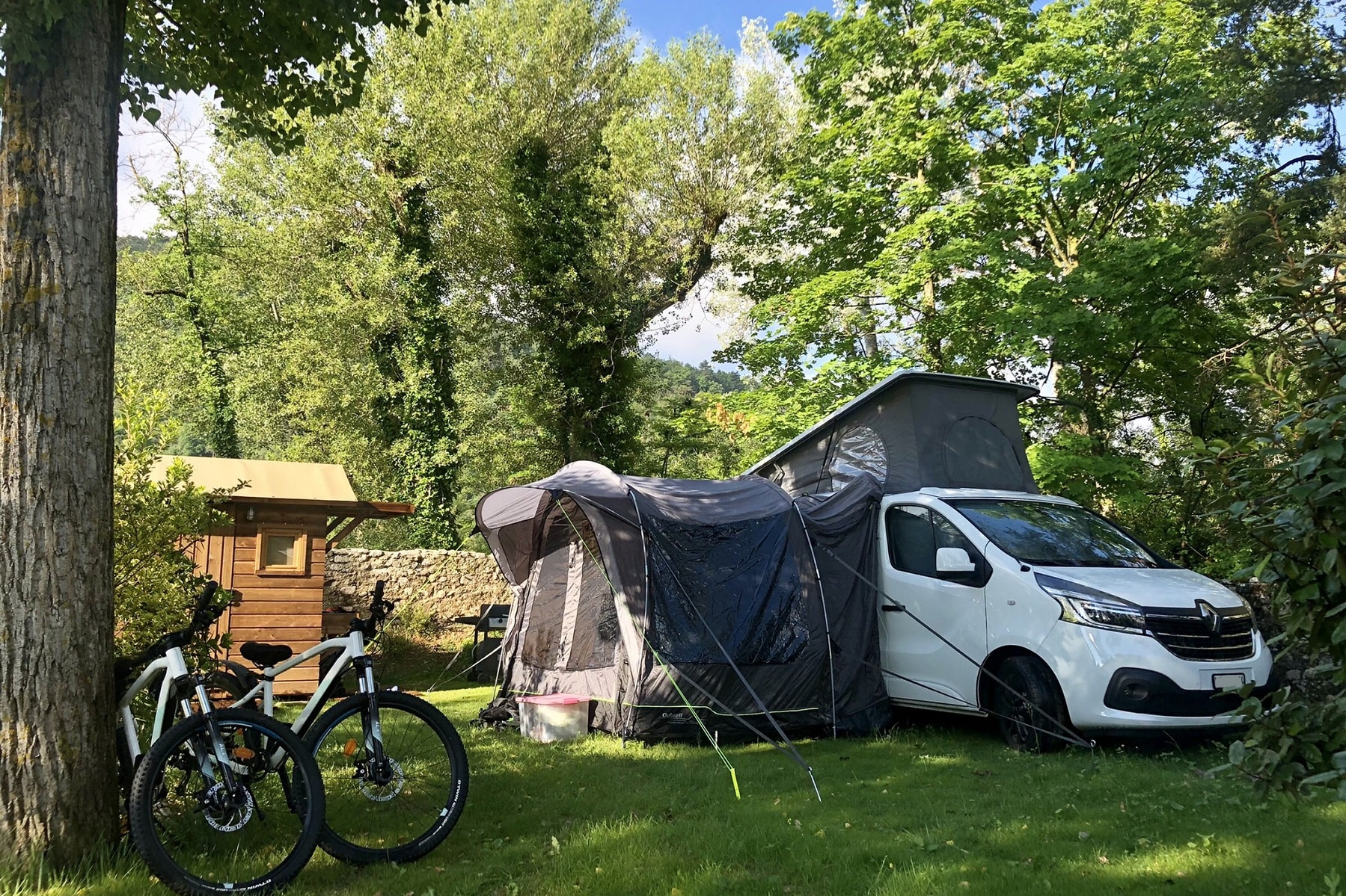 Kampeerplaats - Premium Kampeerplaats Met Privé Sanitair, Koelkast En Gasgrill (1 Voertuig + 1 Tent Of 1 Caravan) - Camping Les Chapelains