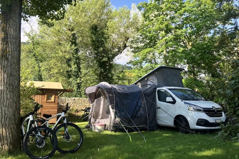 Premium Campingplatz XL mit privaten Sanitäranlagen (1 Fahrzeug + 1 Zelt oder 1 Wohnwagen)
