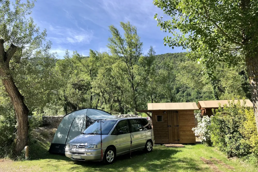 Premium Campingplatz mit privaten Sanitäranlagen (1 Fahrzeug + 1 Zelt oder 1 Wohnwagen)