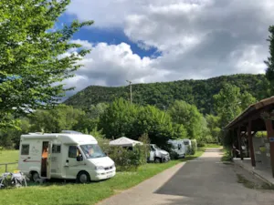 Emplacement - Pitch for caravan motorhome or camper van height >2m - Camping Les Chapelains