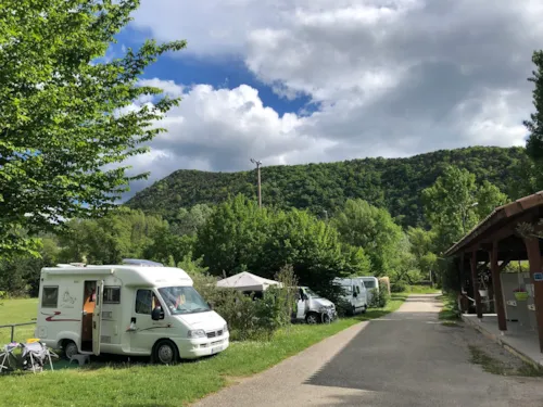 Stellplatz - Stellplatz Für Wohnwagen, Wohnmobil Oder Van, Höhe >2M - image n°1 - Camping Les Chapelains
