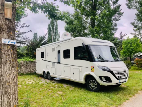 Stellplatz - Stellplatz Für Wohnwagen, Wohnmobil Oder Van, Höhe >2M - image n°2 - Camping Les Chapelains