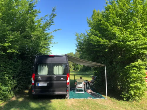 Stellplatz - Stellplatz Für Wohnwagen, Wohnmobil Oder Van, Höhe >2M - image n°3 - Camping Les Chapelains