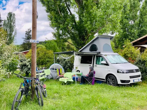 Stellplatz - Stellplatz Für Wohnmobil Oder Van, Höhe <2M - image n°1 - Camping Les Chapelains