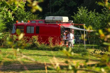 Kampeerplaats(en) - Standplaats Caravan + Auto + Electriciteit - Camping Domaine La Chabanne