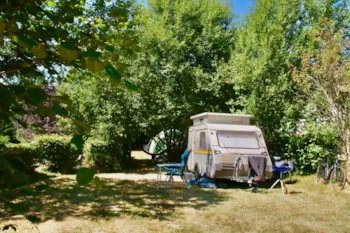 Emplacement - C006 Emplacement Caravane/Tente Pliante/Campingcar + Voiture + Electricité - Camping Domaine La Chabanne