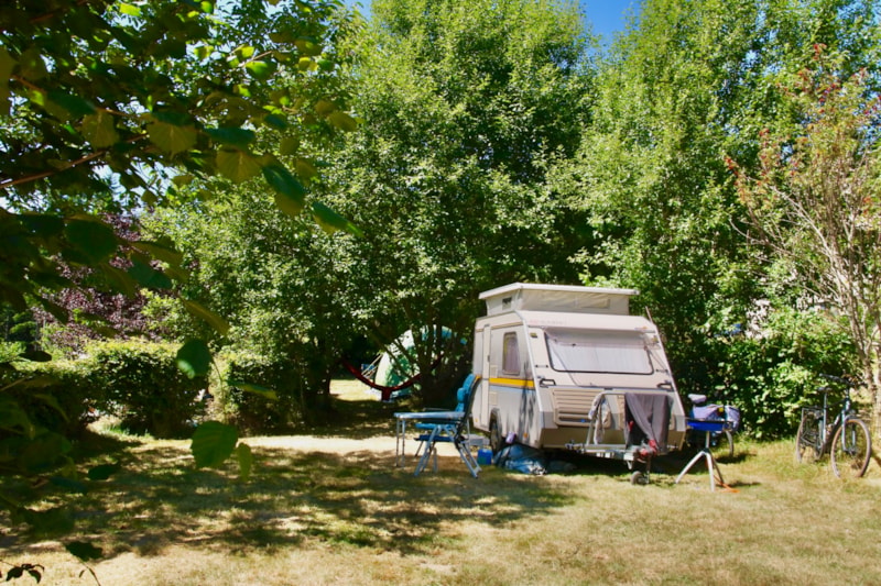 C006 Standplaats caravan/vouwwagen/camper + auto + electriciteit