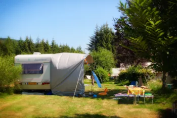 Emplacement - C011 Emplacement Caravane + Voiture + Electricité - Camping Domaine La Chabanne