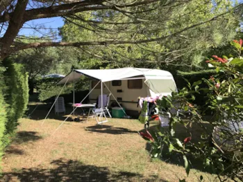 Stellplatz - Stellplatz Wohnwagen Ohne Strom - Camping Ushuaïa Villages La Chesnays