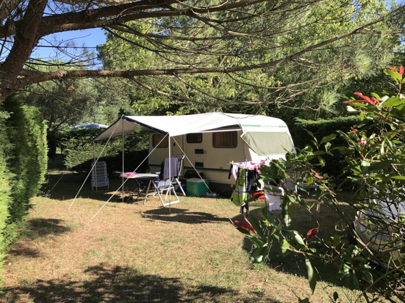 Emplacement : voiture + caravane sans électricité