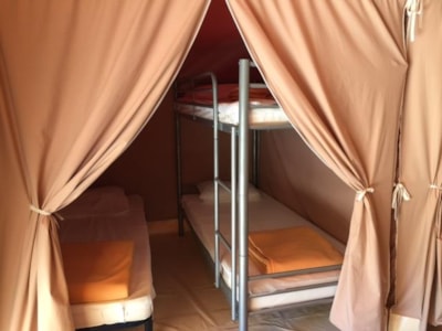 Lodge CANADA without toilet blocks