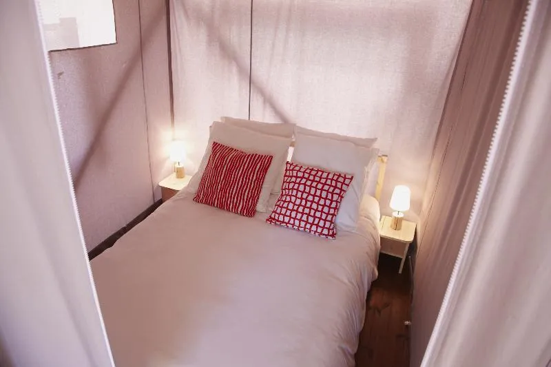 Tente Sur Pilotis   ( Sanitaire Collectif, Maxi 2 Adultes )