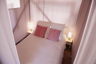 Tent on stilts (collective sanitary facilities, max. 2 adults)