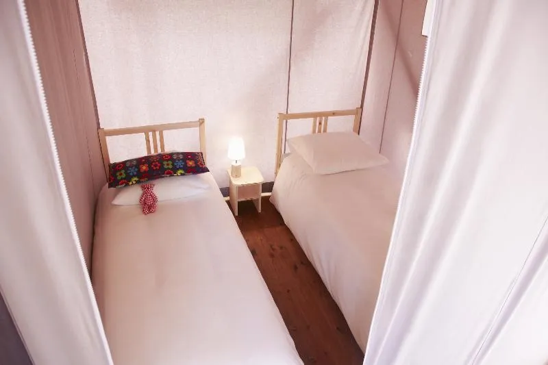 Tente Sur Pilotis   ( Sanitaire Collectif, Maxi 2 Adultes )