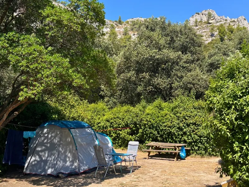 Emplacement Confort Large Tente/Van/Caravane/Camping-Car (Avec Électricité)