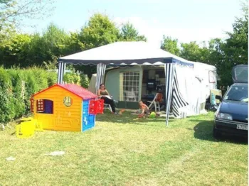 Stellplatz - Pauschale Stellplatz - Camping LE PONT ROUGE ET LES VIGNES