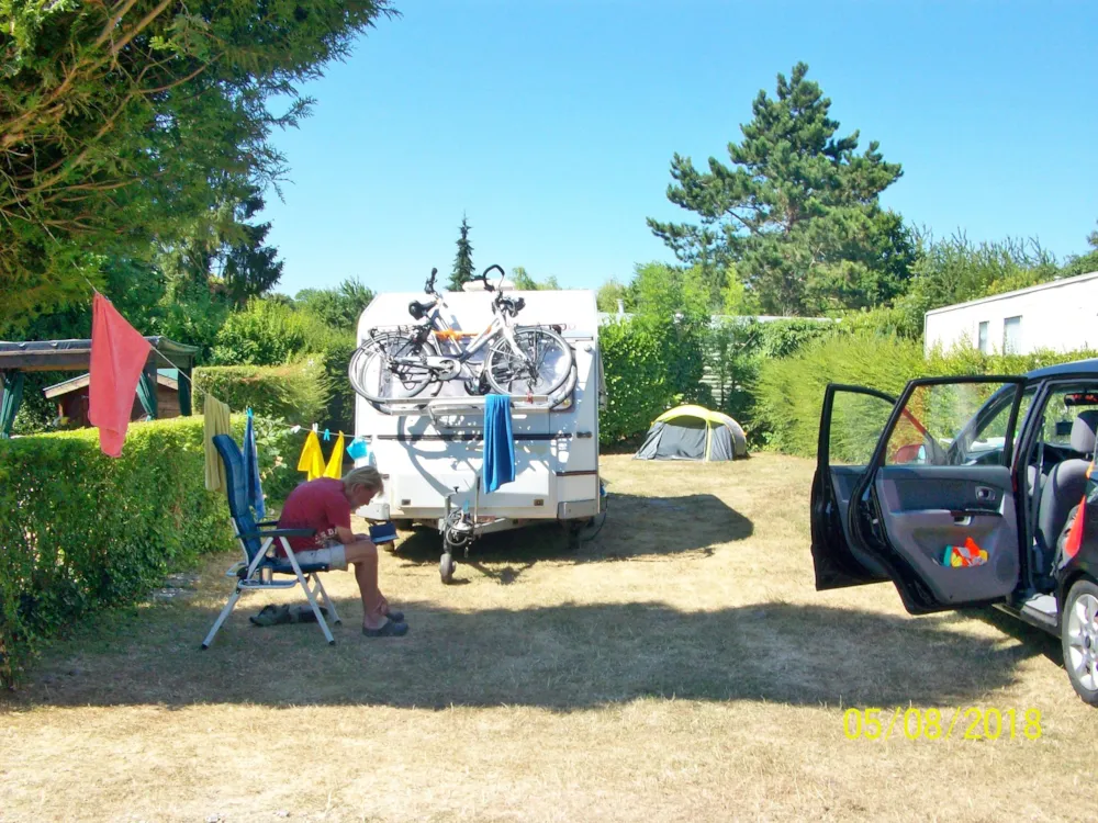 Standplaats + 1 tent of 1 Caravan + auto + elektriciteit