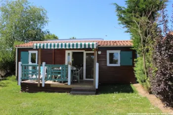 Mietunterkunft - Meleze . Chalet 6 Pers. 35 M², Tv+ Half Covered Terrace - Camping Au Bois Du Cé, PUY DU FOU ®