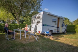 Kampeerplaats(en) - Comfort Campingplaats (Standplaats + Voertuig + Elektriciteit 6 Amp.) - Sites et Paysages AU GRÉ DES VENTS