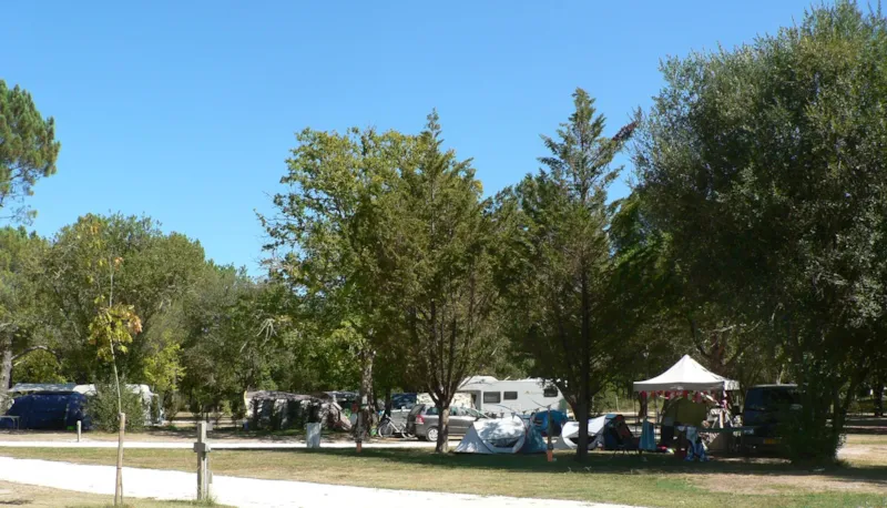 Forfait Confort (1 Tente, Caravane Ou Camping-Car / 1 Voiture / Électricité 20A)