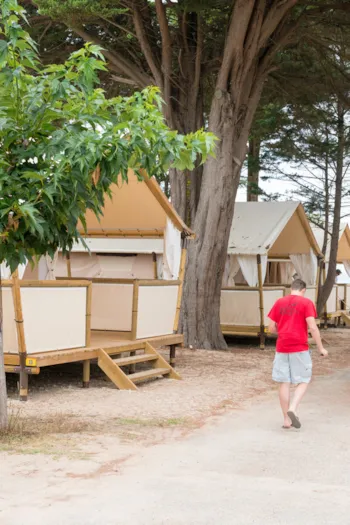 Mietunterkunft - Zeltbungalow Mit Sanitäranlagen 2 Schlafzimmer - Camping Bel Air Village Platin-Redoute
