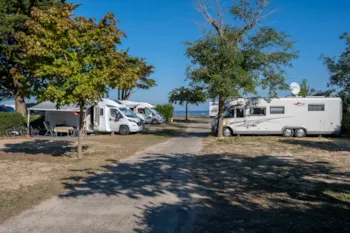 Stellplatz - Stellplatz + Wohnmobil - Camping Bel Air Village Platin-Redoute