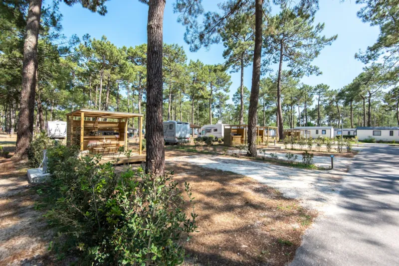 Emplacement Signature Avec Terrasse Équipée / D