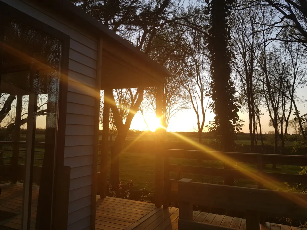 Location - "Le Coucher De Soleil" Premium (2 Ch, Vue Ouverte, Lv) - Camping Fleurs des Champs