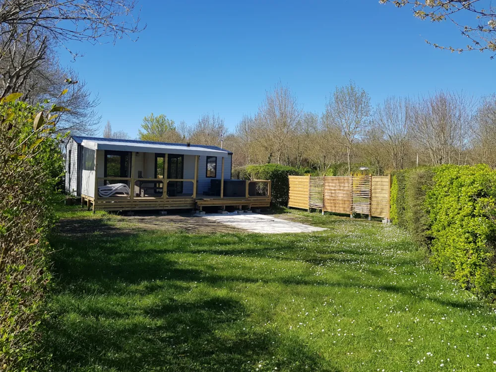 Location - "Le Jasmin" Premium Privatif (2 Ch, Lv, Spa) - Camping Fleurs des Champs
