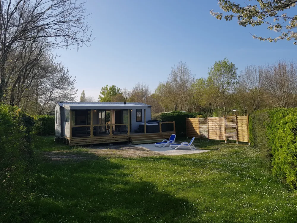 Location - "Le Jasmin" Premium Privatif (2 Ch, Lv, Spa) - Camping Fleurs des Champs