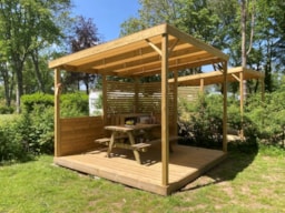Stellplatz - Komfortable Platze Mit Pergola Gartenmöbel Kühlschrank Küche - Camping Ecologique le Lac O Fées