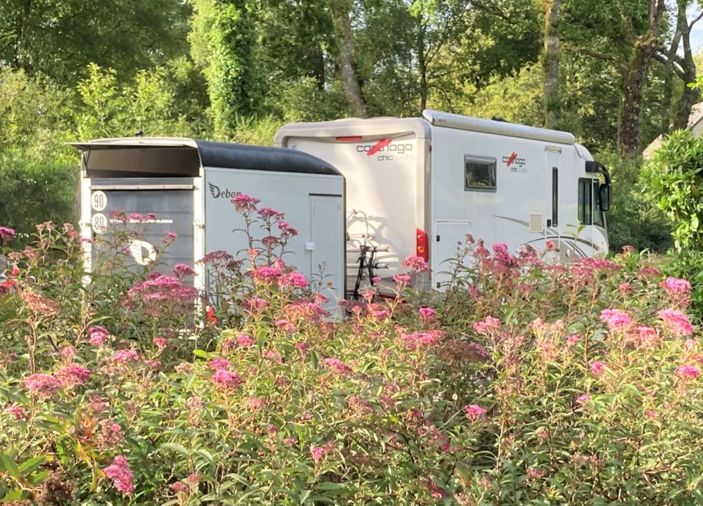 Emplacement - Emplacement Pour Tente, Caravane Ou Camping Car - Camping Ecologique le Lac O Fées