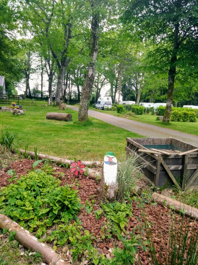 Emplacement Nature Camping Tente, Caravane, Camping Car - Surface >100M² Maxi 4 Pers