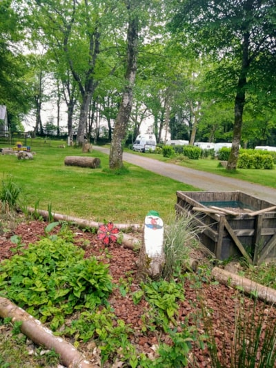 Nature Pitch  - tent, caravan or motorhome >100m² - 4pax max — 9