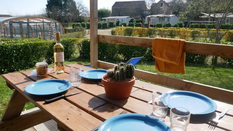 Locatif Bois - Terrasse Couverte Style Chalet - Renove En 2024